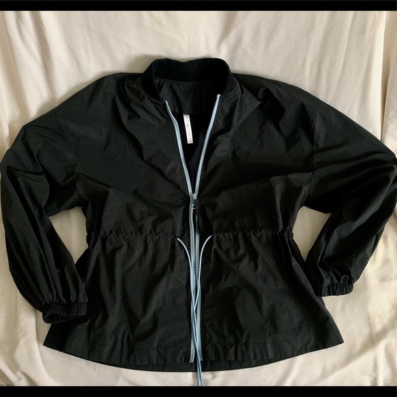 Willow Woven Reflective Jacket - Medium - Fabletics - Picture 9 of 9